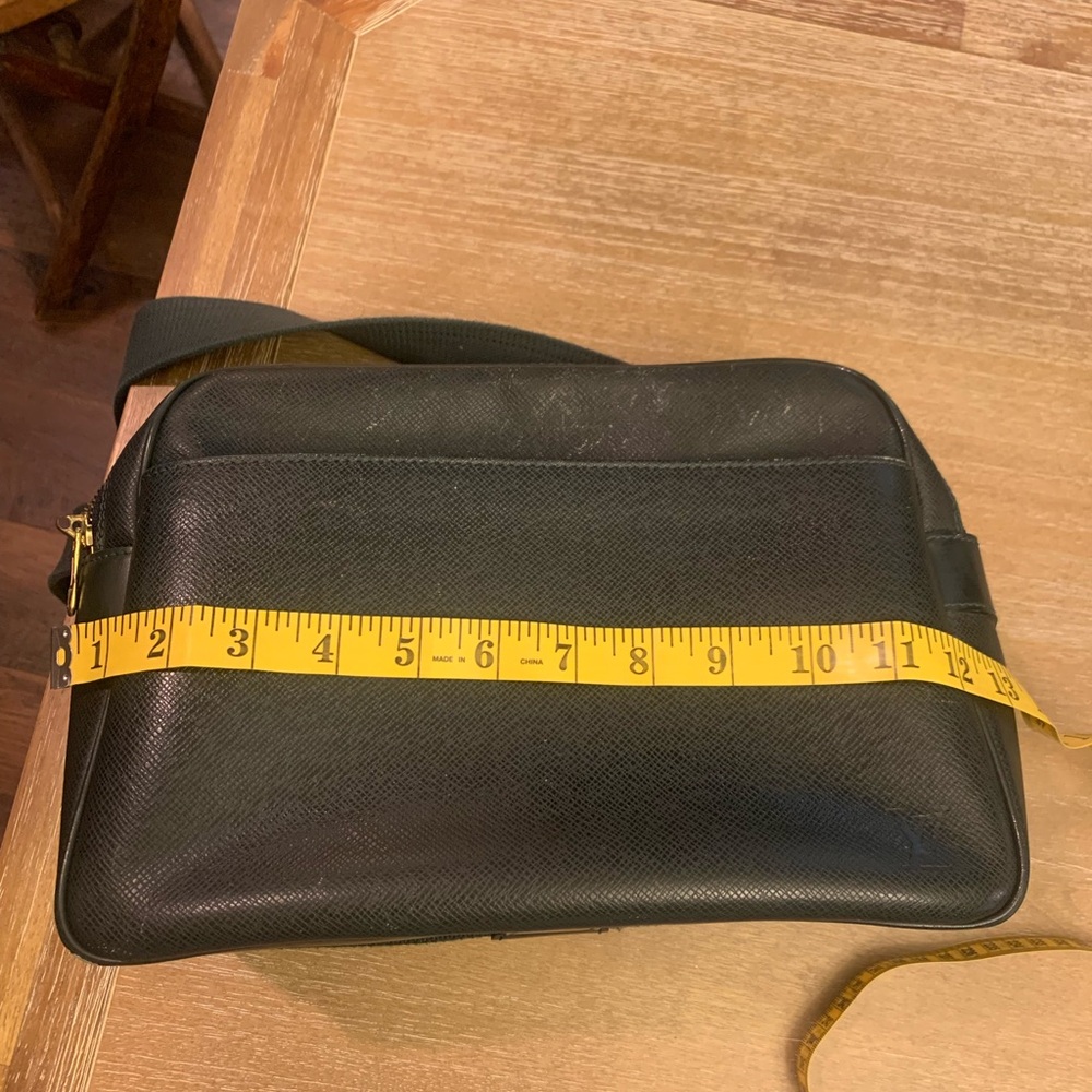 Louis Vuitton Taiga Reporter, messenger-bag, in the color green - Picture 5 of 16